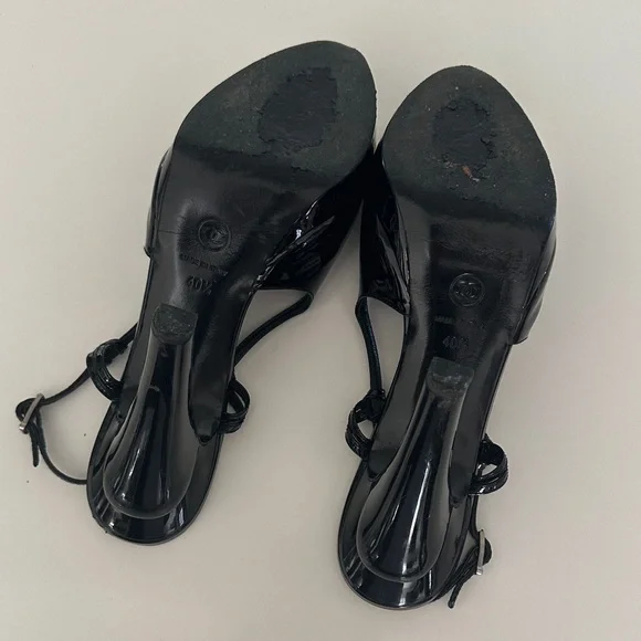 CHANEL VINTAGE Black and white Slingback Patent Pumps - Picture 6 of 7